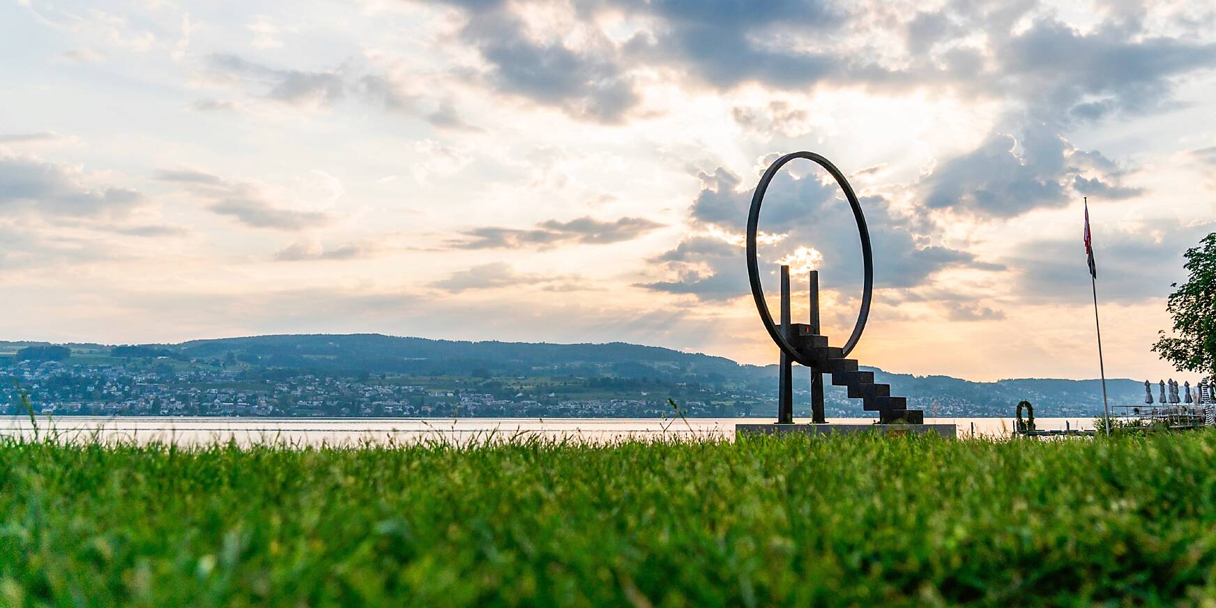 Skulptur mit Zürichsee im Hintergrund